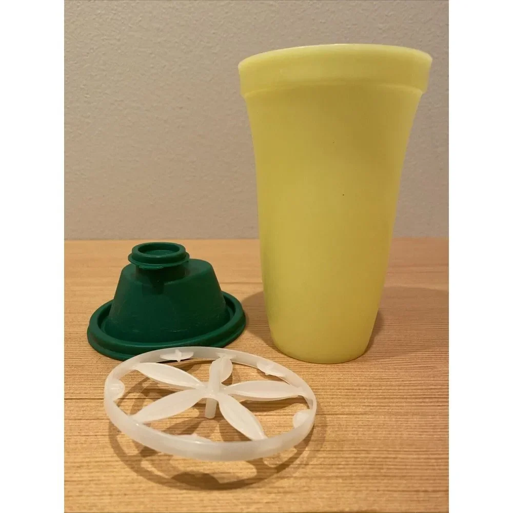 Tupperware 844 quick Shake Gravy Drink Mixer Blender Shaker Yellow Green